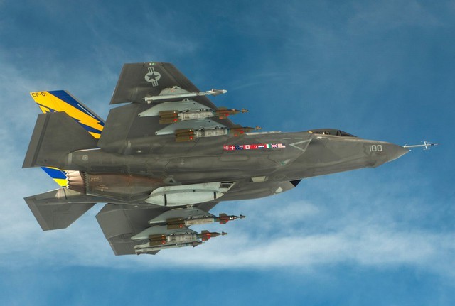 Biến thể F-35C cũng đã được thử nghiệm với vũ khí gắn ngoài thân.