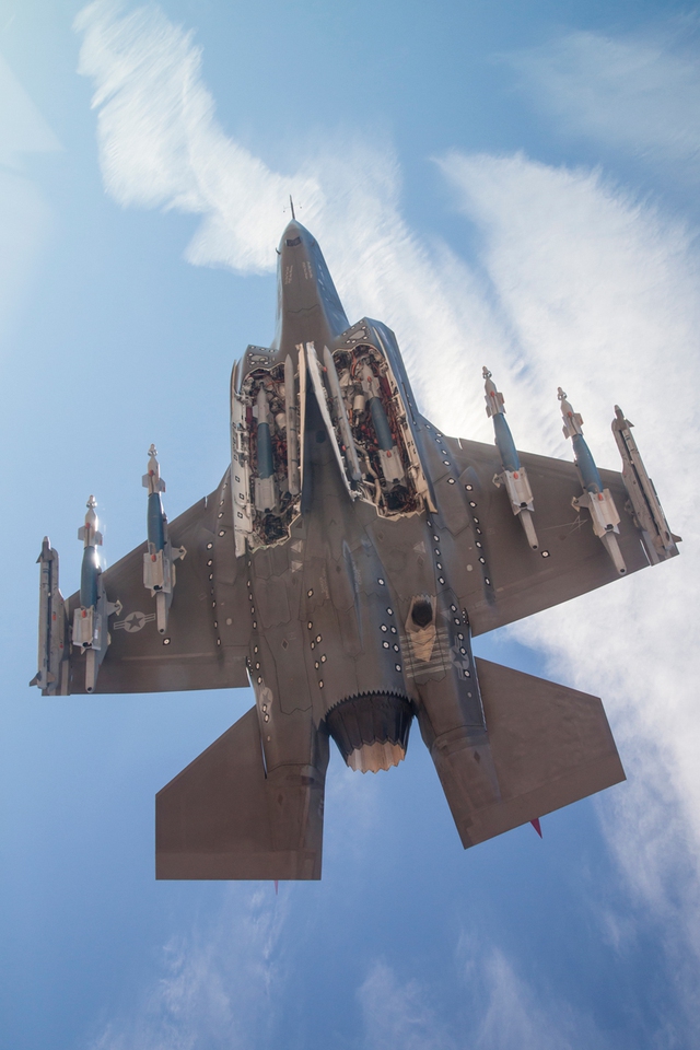 Biến thể F-35C cũng đã được thử nghiệm với đầy đủ vũ khí gắn ngoài thân.