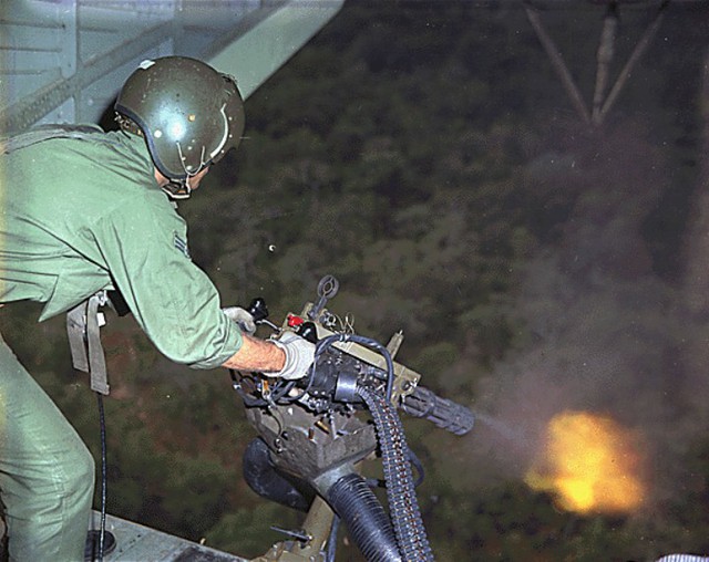 Lính Mỹ đang bắn súng Gatling tại chiến trường Việt Nam năm 1968