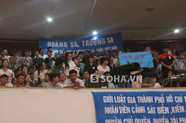 Đông đảo sinh viên cũng có mặt tại Hội trường cùng nhiều băng - rôn khẩu ngữ phản đối Trung Quốc.