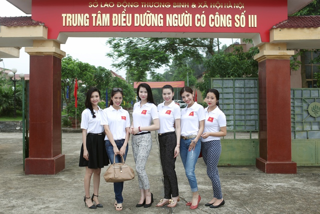 Nhóm từ thiện của 2 chị em song sinh Huyền Thư - Thư Huyền có mặt tại Trung tâm điều dưỡng người có công số III - thị xã Sơn Tây.