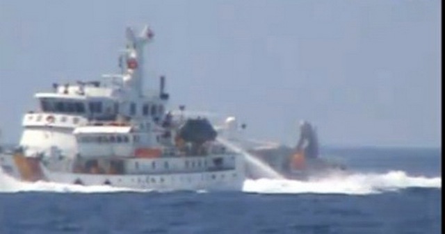 Tàu Trung Quốc xịt vòi rồng, tấn công ngăn chặn lực lượng thực thi pháp luật của Việt Nam ngày 12-5