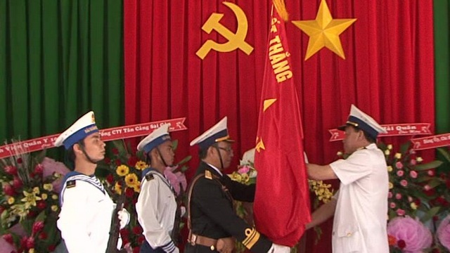 Chuẩn Đô đốc Phạm Xuân Điệp trao Quân kỳ quyết thắng cho lãnh đạo, ban giám đốc trung tâm