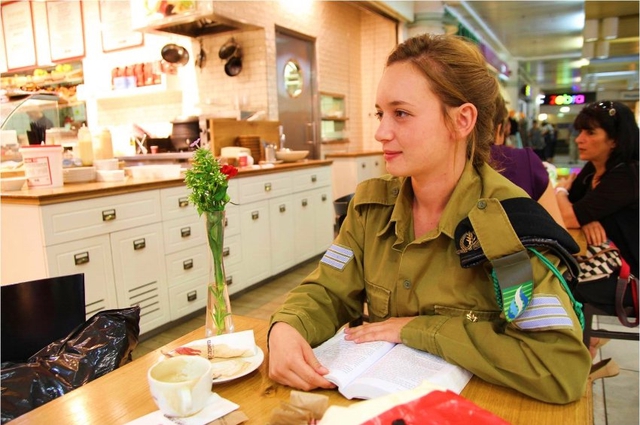 
Dù hoạt động trong môi trường khắc nghiệt nhưng các nữ quân nhân Israel vẫn giữ được vẻ đẹp của mình
