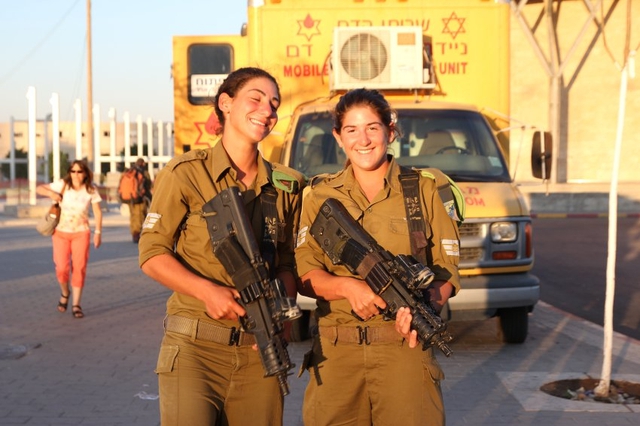 2 nữ binh sĩ Israel cùng khẩu MTar.