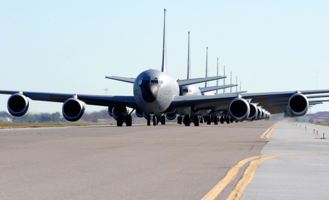 Các máy bay tiếp dầu KC-135 trình diễn Voi đi bộ