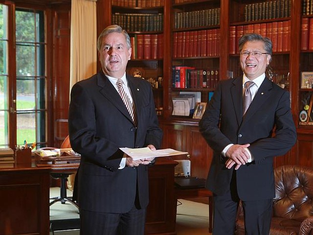 Ông Lê Văn Hiếu (phải) và Toàn quyền đương nhiệm của bang Nam Úc Kevin Scarce