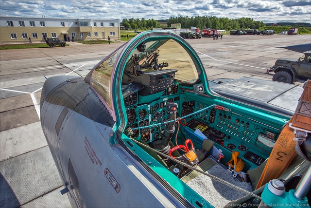 MiG-31 có 2 chỗ ngồi, ghế sau dành cho sĩ quan điều khiển radar. Cả hai khoang của phi công đều có thiết kế để điều khiển máy bay như nhau, nhưng bình thường máy bay được phi công phía trước điều khiển bay, còn phi công phía sau phụ trách radar, vũ khí. 