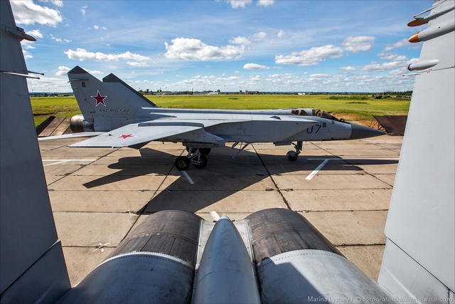 MiG-31 được thiết kế bởi Phòng thiết kế Mikoyan dựa trên MiG-25 vào giữa thập niên 70 và đươc đưa vào trang bị trong Không quân Xô viết từ đầu những năm 80 của thế kỷ trước với vai trò là một máy bay đánh chặn chiến lược của Liên Xô.