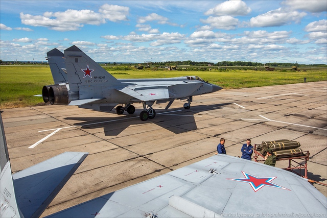 Mikoyan MiG-31 (định danh NATO: Foxhound - chó săn chồn) là một máy bay tiêm kích đánh chặn siêu âm được phát triển để thay thế cho MiG-25 Foxbat.