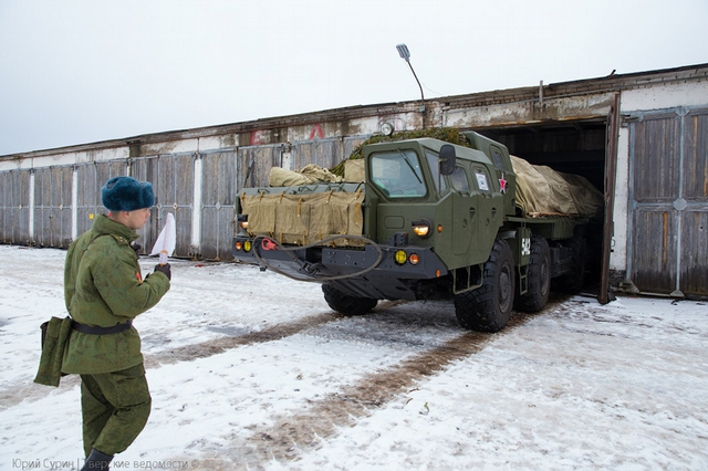 BM-30 Smerch gồm 12 ống phóng rocket cỡ nòng 300mm đặt trên khung gầm xe cơ giới.