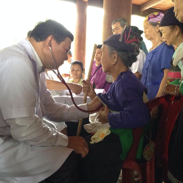 PGS, TS Nguyễn Quốc Anh đang thăm khám cho bà con