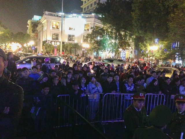 Trong khi Sơn Tùng duyệt chương trình trên sân khấu thì bên ngoài, rất nhiều người hâm mộ đang đi xe máy cũng dừng lại để nghe thần tượng hat.