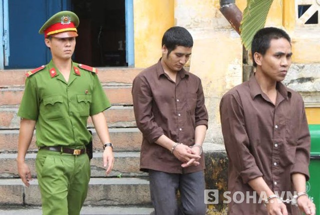 Điểu Keng (đi giữa) bị cha chửi vì không chịu lấy vợ đã cầm dao đâm chết cha ruột