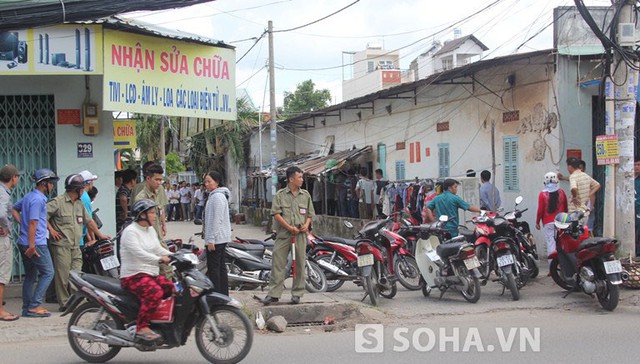 Khoảng 6h sáng 8/8, tại dãy phòng trọ trên đường Tân Thới Hiệp, phường Tân Thới Hiệp, quận 12, TP.HCM xảy ra vụ khống chế người tình trong phòng trọ. Người phụ nữ có tên Chi bị người tình Lê Văn Tuấn (31 tuổi) cầm dao kể vào cổ khống chế trong phòng trọ.