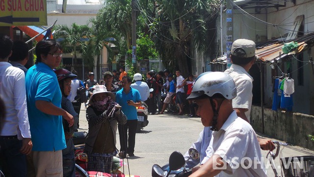 11h45, một chiếc taxi 7 chỗ được đưa hiện trường nhưng sau vài phút lại đi ngay, trong xe chỉ có tài xế.