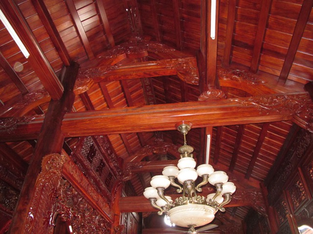 Các kèo gỗ, mái nhà được làm hoàn toàn bằng gỗ đinh hương quý hiếm.