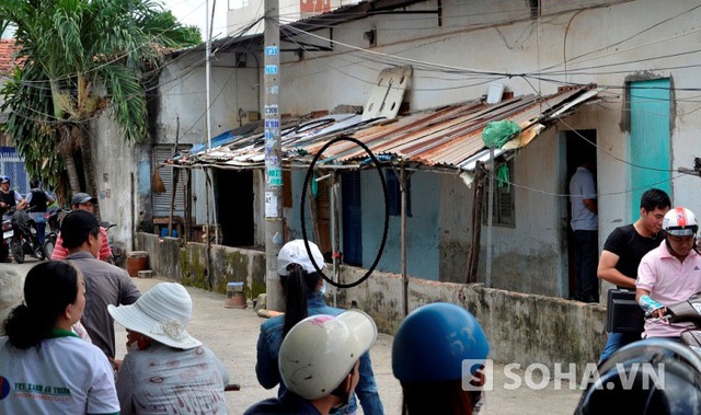 12h30, cửa phòng nghi can cố thủ vẫn đóng kín. Nhiều tiếng đồ đạc bị đập vỡ vang lên cùng những tiếng chửi thề khàn đặc của người đàn ông vọng ra bên ngoài.