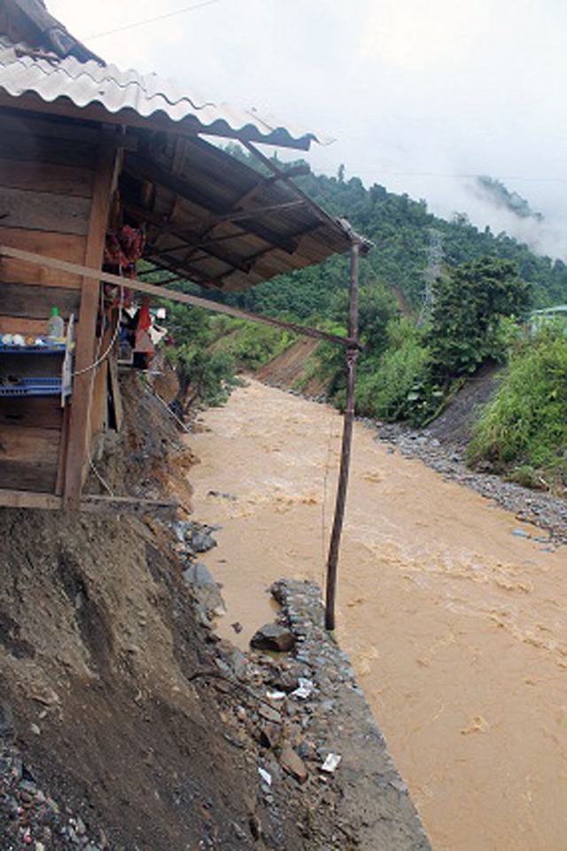 Đặc biệt, mưa lũ trên các con sông dâng cao đang đe dọa tính mạng của 18 ngôi nhà tại xã Tam Quang. 16 ngôi nhà ở xã Yên Na cũng đang cần phải di dời khẩn trương vì nước lũ đe dọa cuốn trôi.