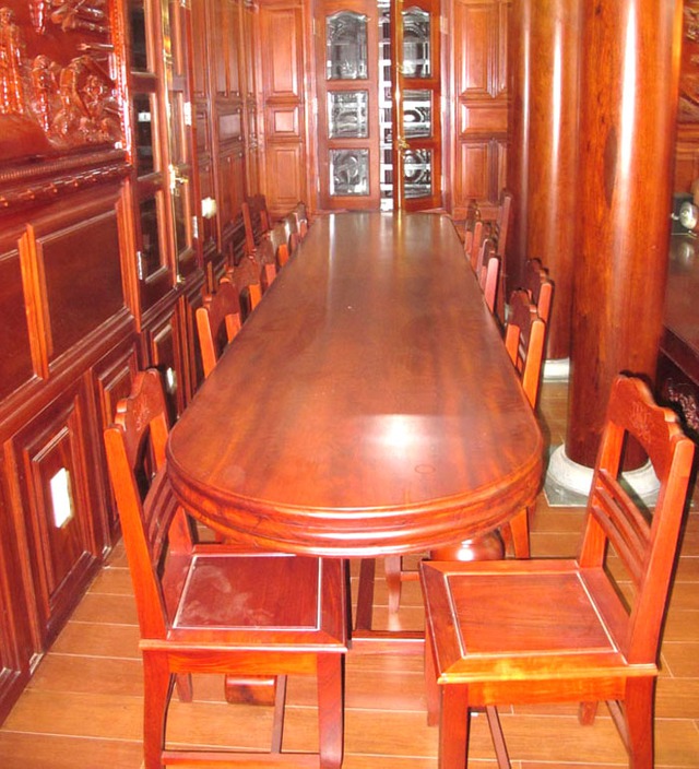 Chiếc bàn và ghế này được làm từ cây gỗ đinh hương nguyên khối, đủ cho khoảng 15 người ngồi.