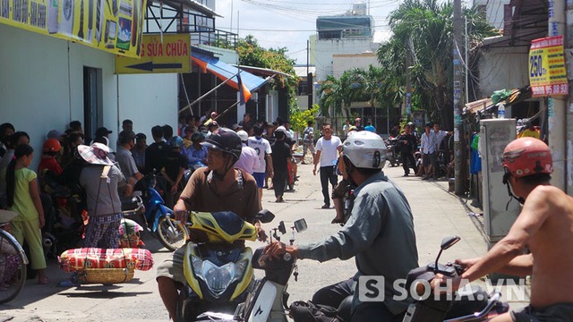 11h, người thân của Tuấn được đưa đến cửa phòng trọ để khuyên nhưng anh ta không chấp thuận. Các trinh sát vẫn tiếp tục bao vây bên ngoài.