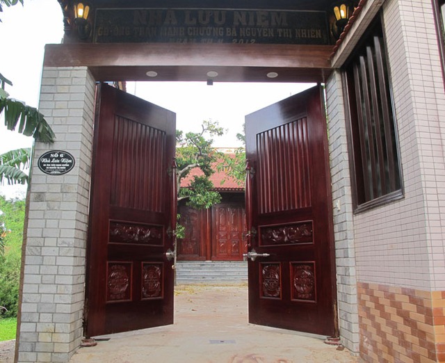 Cánh cổng được làm từ gỗ đinh hương nguyên khối rất lớn và năng.