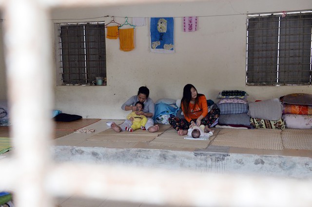 Tại trại giam Phú Sơn 4 (Thái Nguyên) có hàng chục em bé đã chào đời nơi đây. Mẹ những đứa trẻ này đang phải thụ án liên quan đến các tội buôn bán trái phép chất ma túy, mua bán phụ nữ... (Nguồn: Zing)