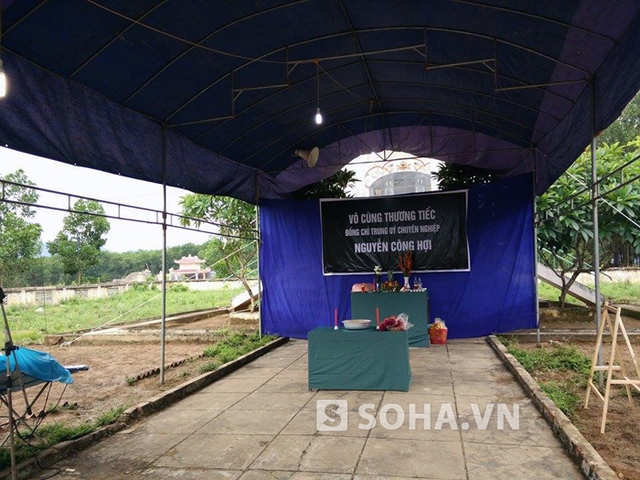 Tại quê nhà, người thân cùng chính quyền địa phương đã dựng rạp và chuẩn bị mọi công tác để đón liệt sĩ Nguyễn Công Hợi về với quê nhà.