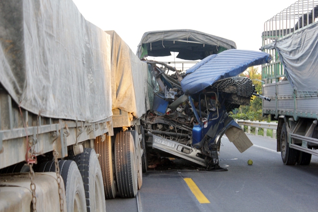 Vụ tai nạn khiến giao thông bị ách tắc cục bộ.