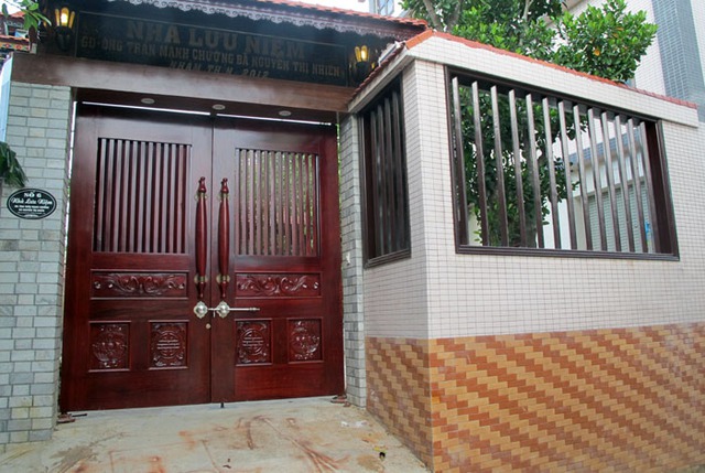 Ngôi nhà gỗ độc đáo này là nhà lưu niệm của các con gia đình ông Trần Quang Chưởng và bà Nguyễn Thị Nhiên (đã mất) tại xóm, 3 xã Hưng Xá, huyện Hưng Nguyên, Nghệ An.