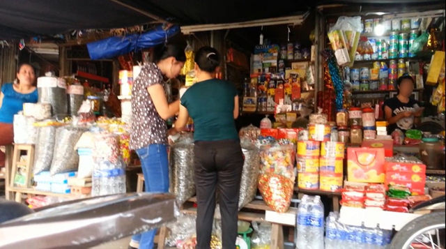 Chất axit chanh được bày bán tràn lan ở các ki ốt, quầy hàng khô trong chợ Vinh (Nghệ An).