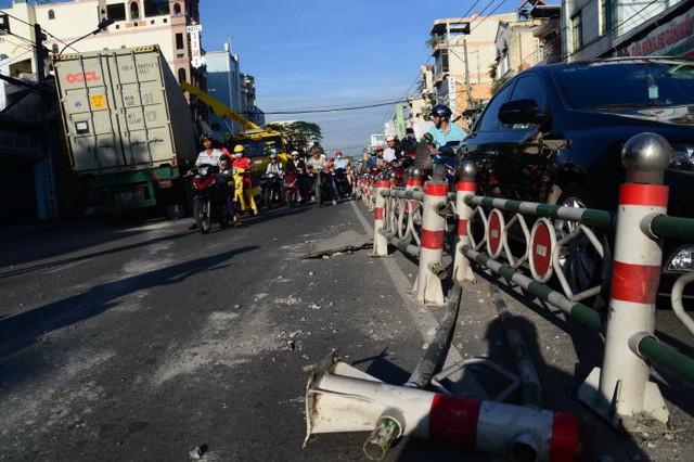 Một đoạn dài dãi phân cách trên đường Hoàng Văn Thụ bị hất tung. Ảnh: Hữu Khoa