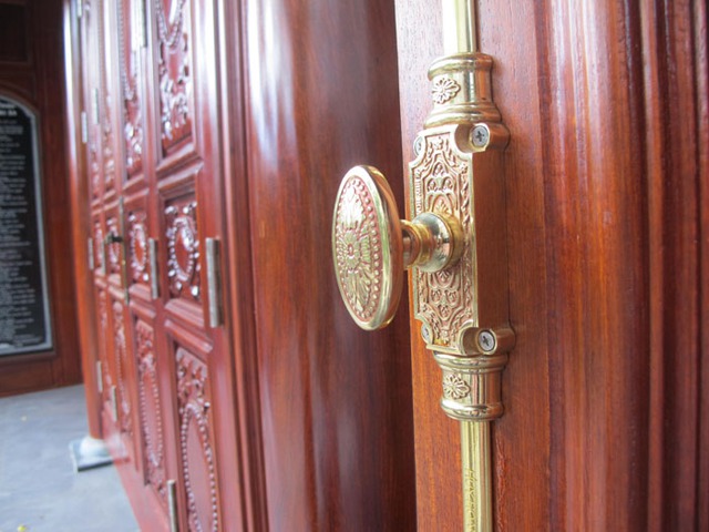 Những chiếc khóa cửa màu vàng tô điểm trên nền gỗ tạo nên vẻ sang trọng cho căn nhà này.