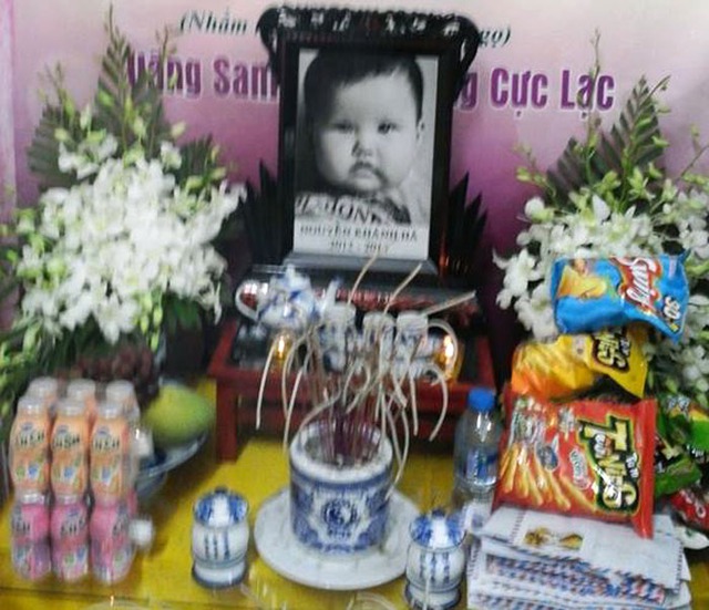 Nhìn di ảnh bé Khánh Hà trên bàn thờ nghi ngút khói hương, nhiều người không thể cầm lòng xót thương.