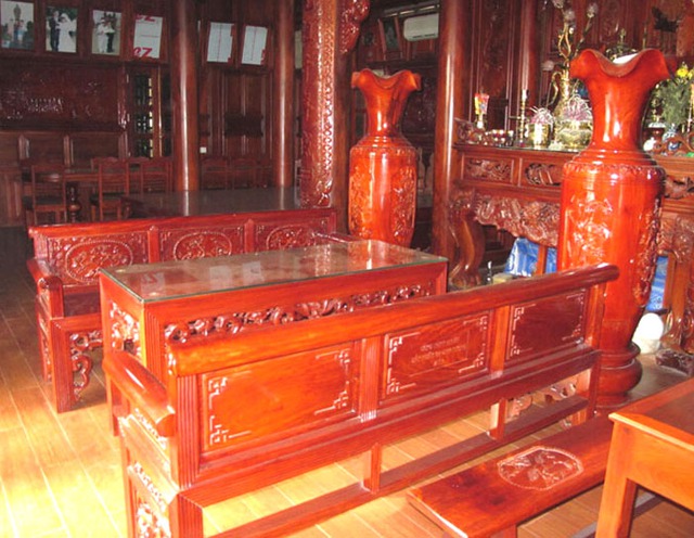Bàn và ghế được làm hoàn toàn bằng gỗ đinh hương, trông rất cổ kính và độc đáo.