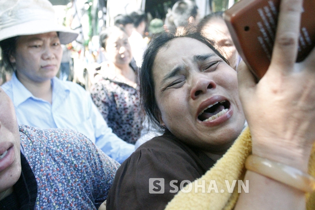 Người mẹ nghèo như không tin nổi con mình đã mãi mãi ra đi trong buổi chiều đi chơi định mệnh.