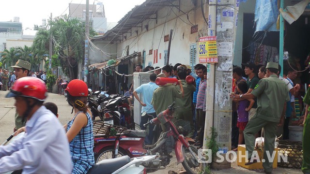 13h30, một người áp sát giật bật cánh cửa sổ phòng trọ. Hàng chục người dân ùa tới vây kín cửa phòng. Phía bên trong, Tuấn đang ôm bình ga cùng ngọn lửa dọa cho nổ tung căn phòng đồng thời hét lên Mấy người đi hết đi không nó giết tôi