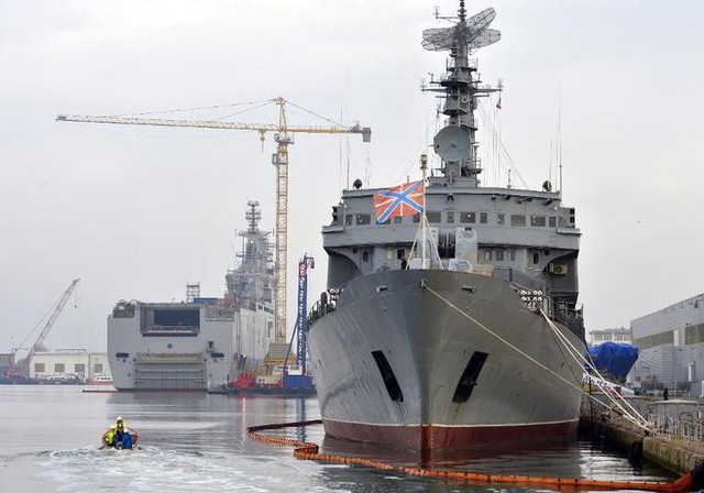 Tàu Sevastopol và tàu huấn luyện Smolny của Nga (con tàu đưa thủy thủ Nga tới Pháp tham gia huấn luyện trên tàu Mistral)