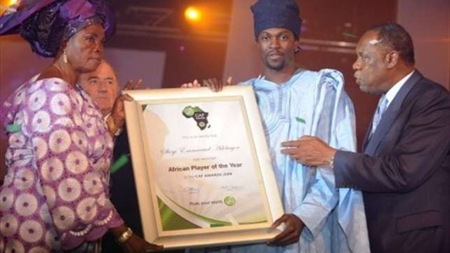 Adebayor và mẹ trong lễ trao danh hiệu Cầu thủ xuất sắc nhất châu Phi năm 2008