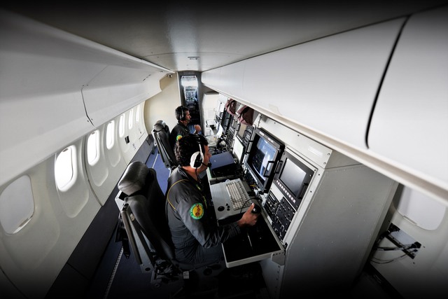Buồng điều khiển bên trong máy bay ATR 72 ASW.