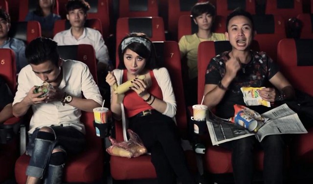 Mang quá nhiều đồ ăn “tấn công” Rạp chiếu phim và các khán giả khác – Thói quen xấu thường thấy của nhiều bạn trẻ Việt.
