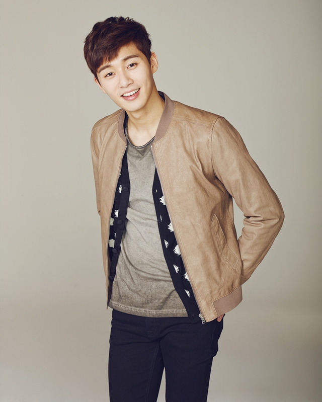 Park Seo Joon vào vai Yoon Dong Ha – trẻ tuổi và nhiệt tình, được mọi người yêu quý vì tốt bụng.