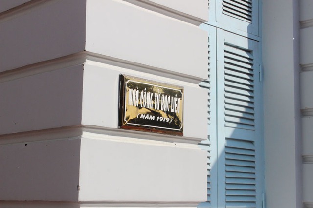 Tấm biển đề tên của ngôi nhà