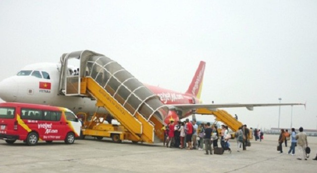 Hành khách lên một chuyến bay của VietJet Air.