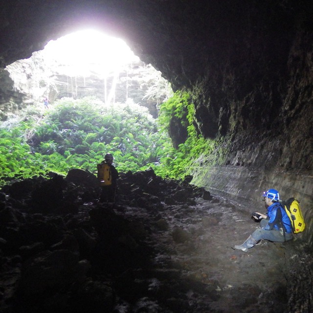 Hệ thống hang động tập trung ở huyện Krông Nô, tỉnh Đắc Nông với nhiều hang động và miệng núi lửa, kết quả của quá trình phun trào dung nham cách đây hàng triệu năm.
