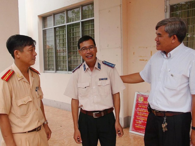 Anh Hải (đứng giữa) trong buổi khen thưởng của Ban An toàn GT tỉnh An Giang.