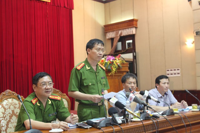 Đại tá Dương Văn Giáp thông tin tại buổi họp báo.