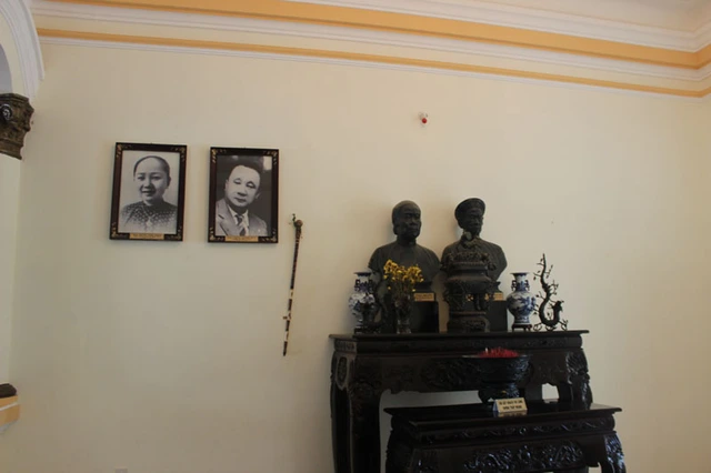 Phòng thờ của gia đình với tượng bán thân của ông bà Hội đồng Trịnh Trinh Bạch cũng như hình ảnh của vợ chồng công tử Bạc Liêu Trịnh Trinh Huy.