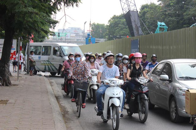 Các phương tiện lưu thông tại đoạn đường đang thi công tuyến đường sắt trên đường Xuân Thủy.