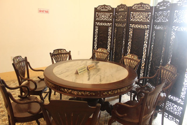 Bên trong ngôi nhà, rất nhiều bộ bàn ghế có giá trị mà gia đình công tử Bạc Liêu từng sử dụng được trưng bày. Bộ ghế bát, cùng bộ bình phong ở phòng khách ngoài tầng 1.